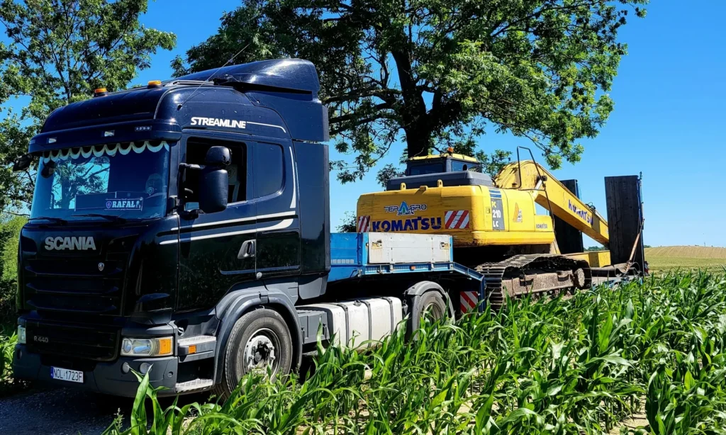 Zdjęcie ciężarówki z przyczepą niskopodwoziową