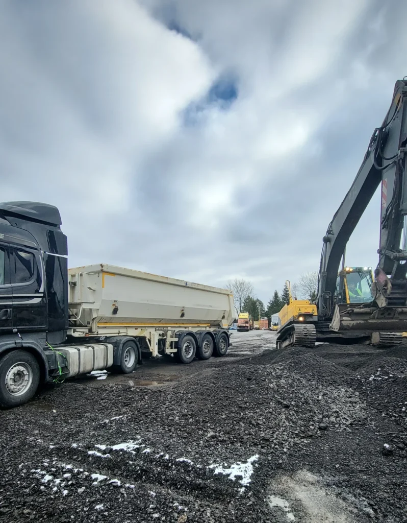 Zdjęcie ciężarówki z przyczepą niskopodwoziową