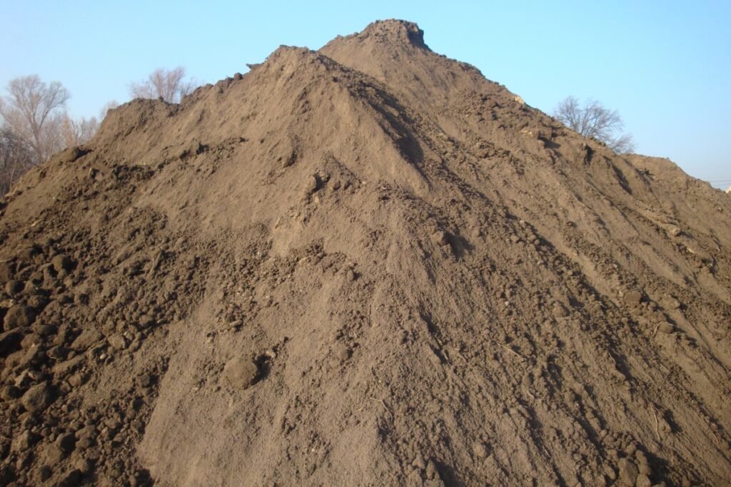 Materiały sypkie tym razem czarnoziem które również przewozimy i sprzedajemy