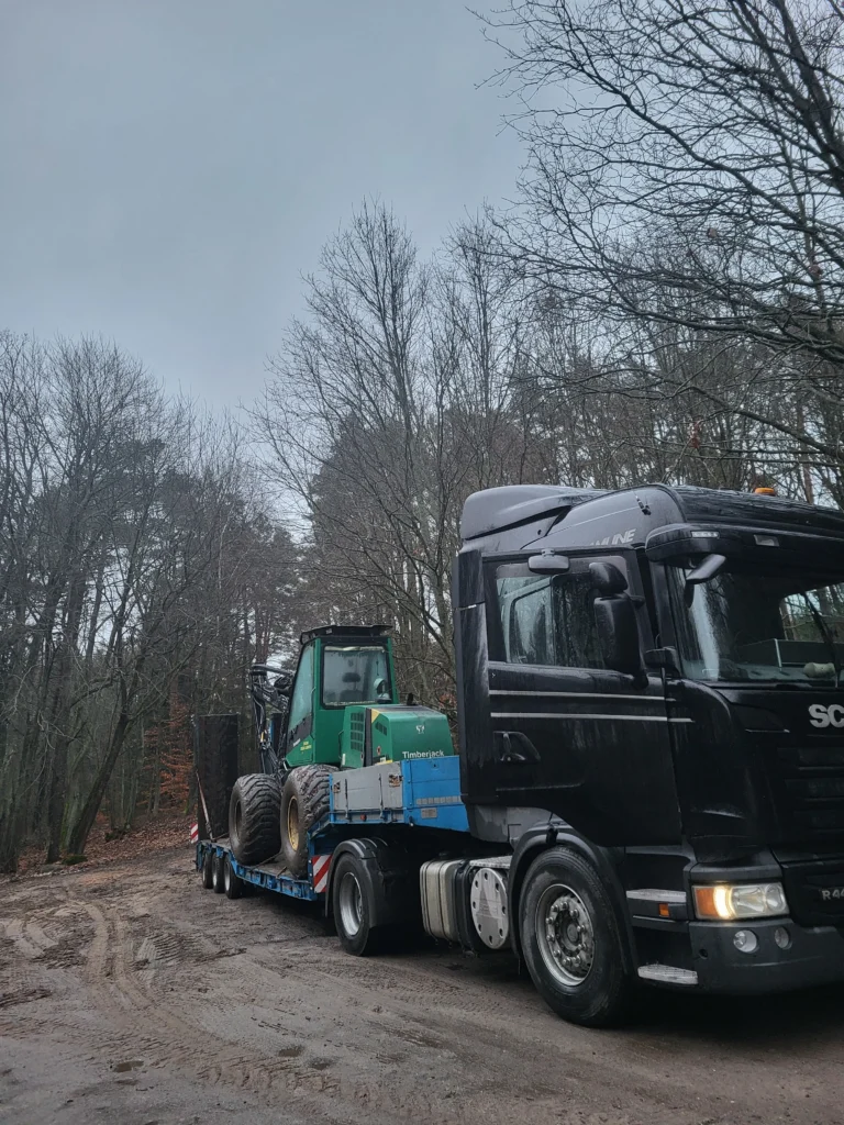 Zdjęcie ciężarówki z przyczepą niskopodwoziową