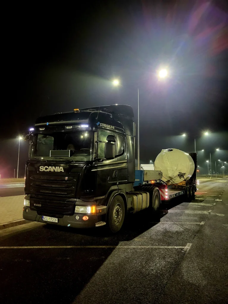 Zdjęcie ciężarówki z przyczepą niskopodwoziową