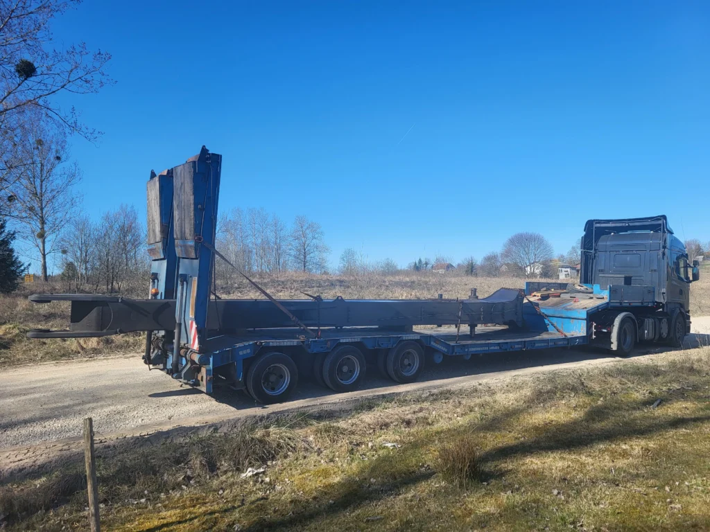 Zdjęcie ciężarówki z przyczepą niskopodwoziową