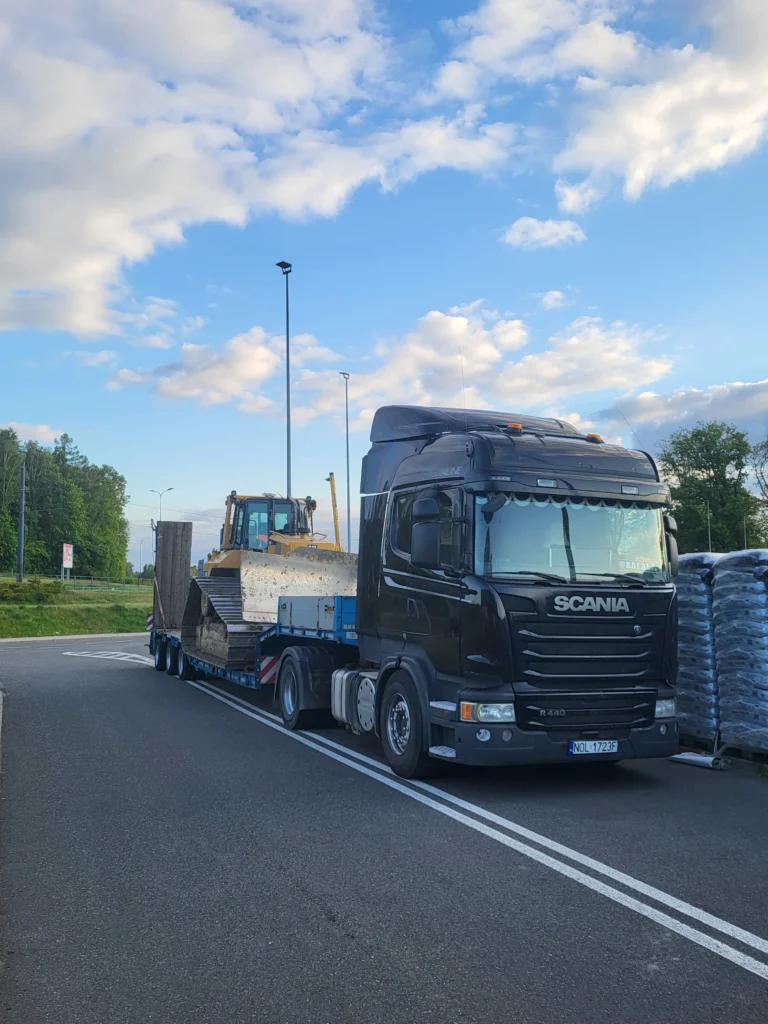 Zdjęcie ciężarówki z przyczepą niskopodwoziową