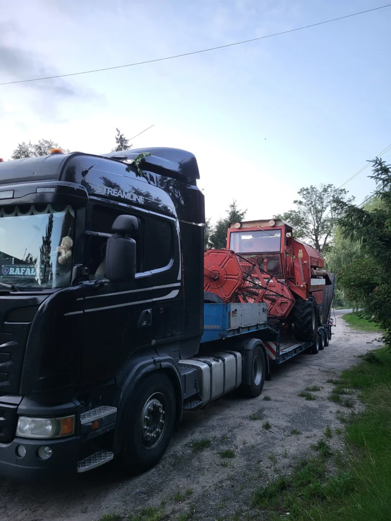 Zdjęcie ciężarówki z przyczepą niskopodwoziową