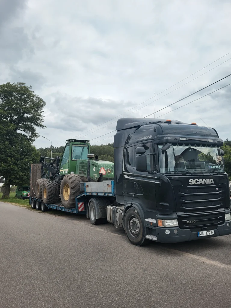 Zdjęcie ciężarówki z przyczepą niskopodwoziową