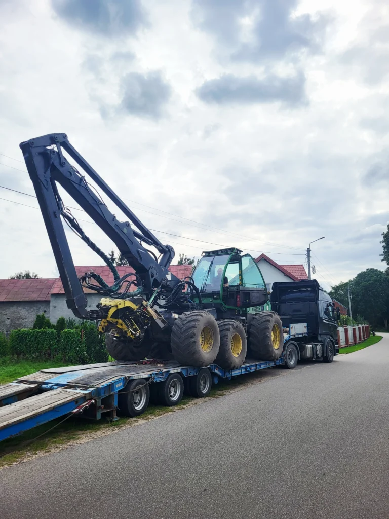 Zdjęcie ciężarówki z przyczepą niskopodwoziową